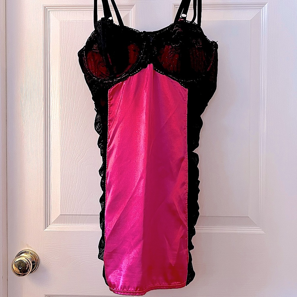 Hot pink SEXY strappy chemise, silky with side lace and bust accents, Torrid 4X